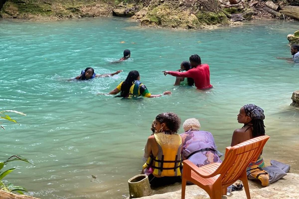 sekumpulan wanita duduk di dalam air