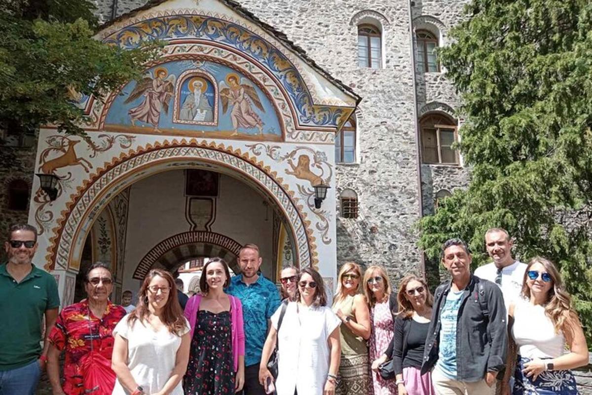 un gruppo di persone in piedi davanti a un edificio