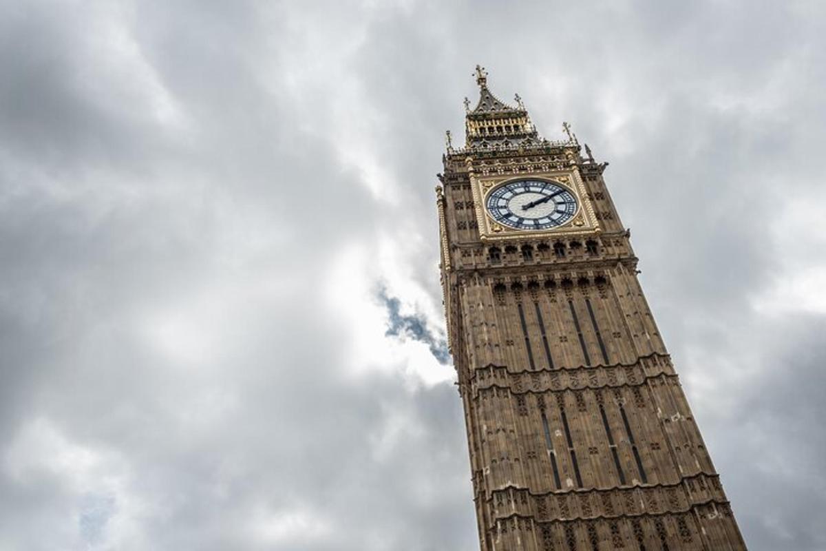 kõrge torn, mille tipus on kell Big Ben