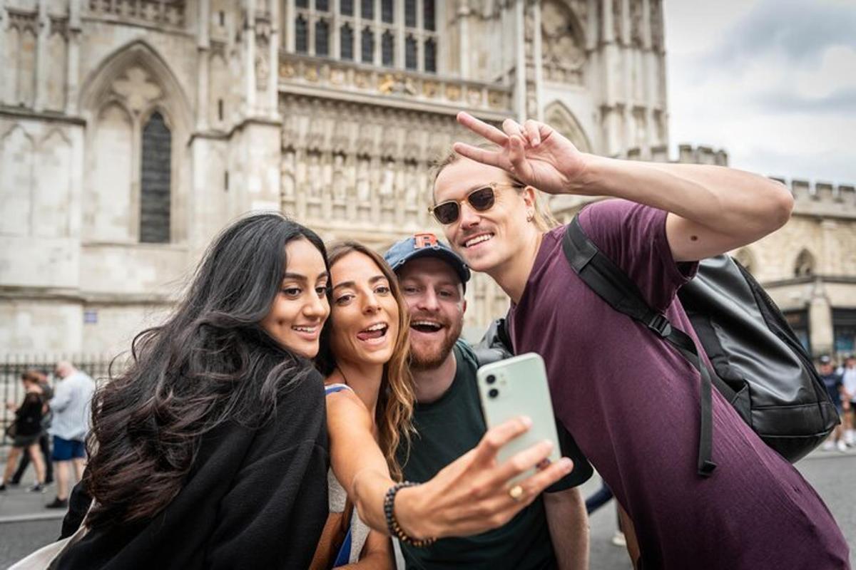 un groupe de personnes prenant une photo avec un téléphone portable