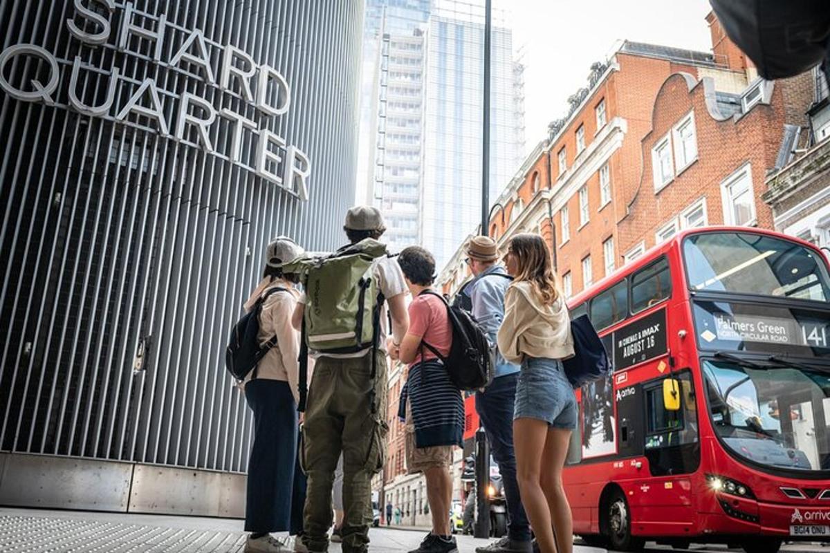 un groupe de personnes debout devant un bus rouge