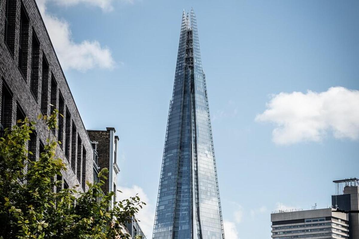 een hoog glazen gebouw in een stad met gebouwen