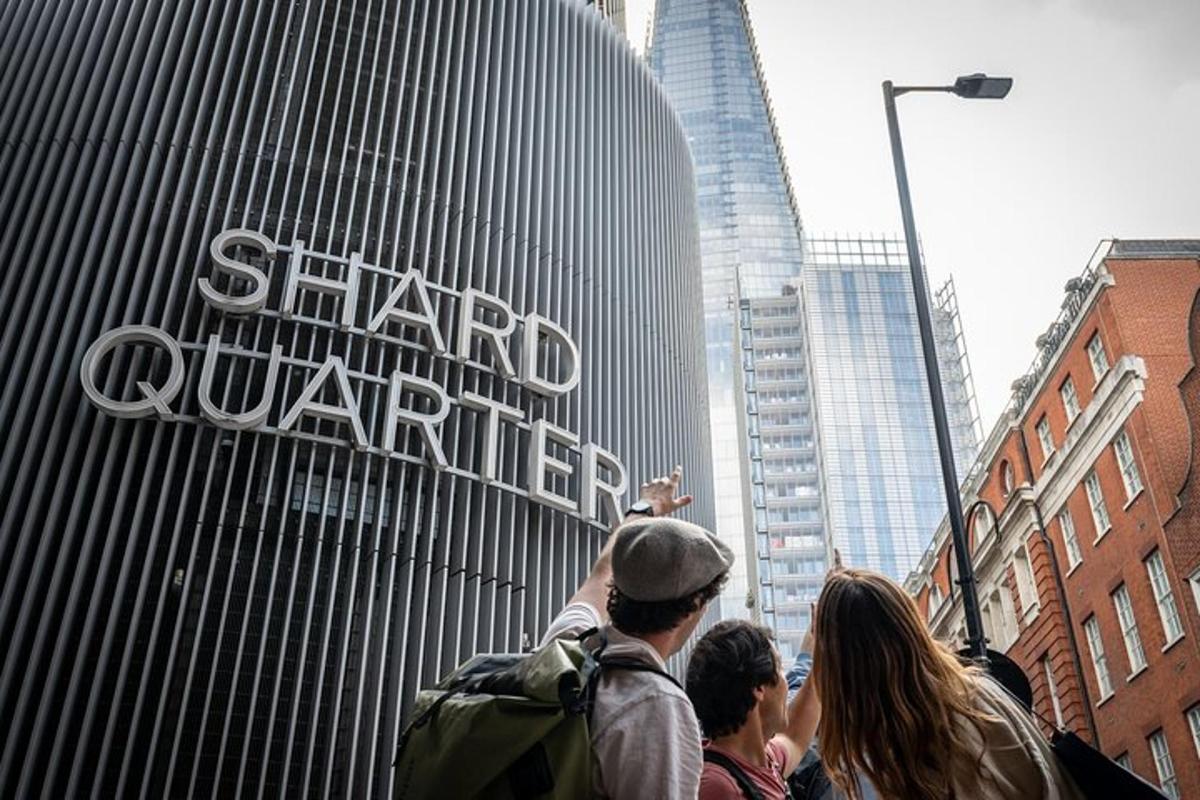 sekelompok orang berdiri di depan shard quattro