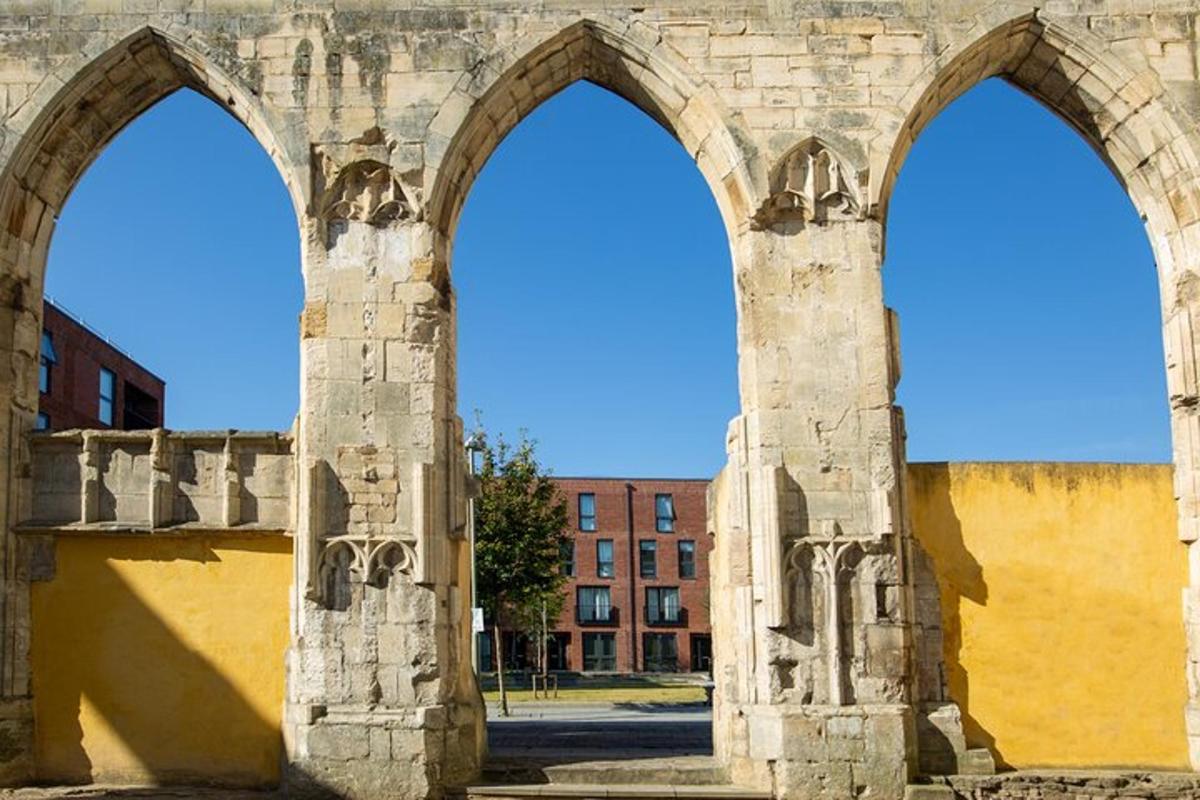 um edifício antigo com dois arcos em frente a um edifício
