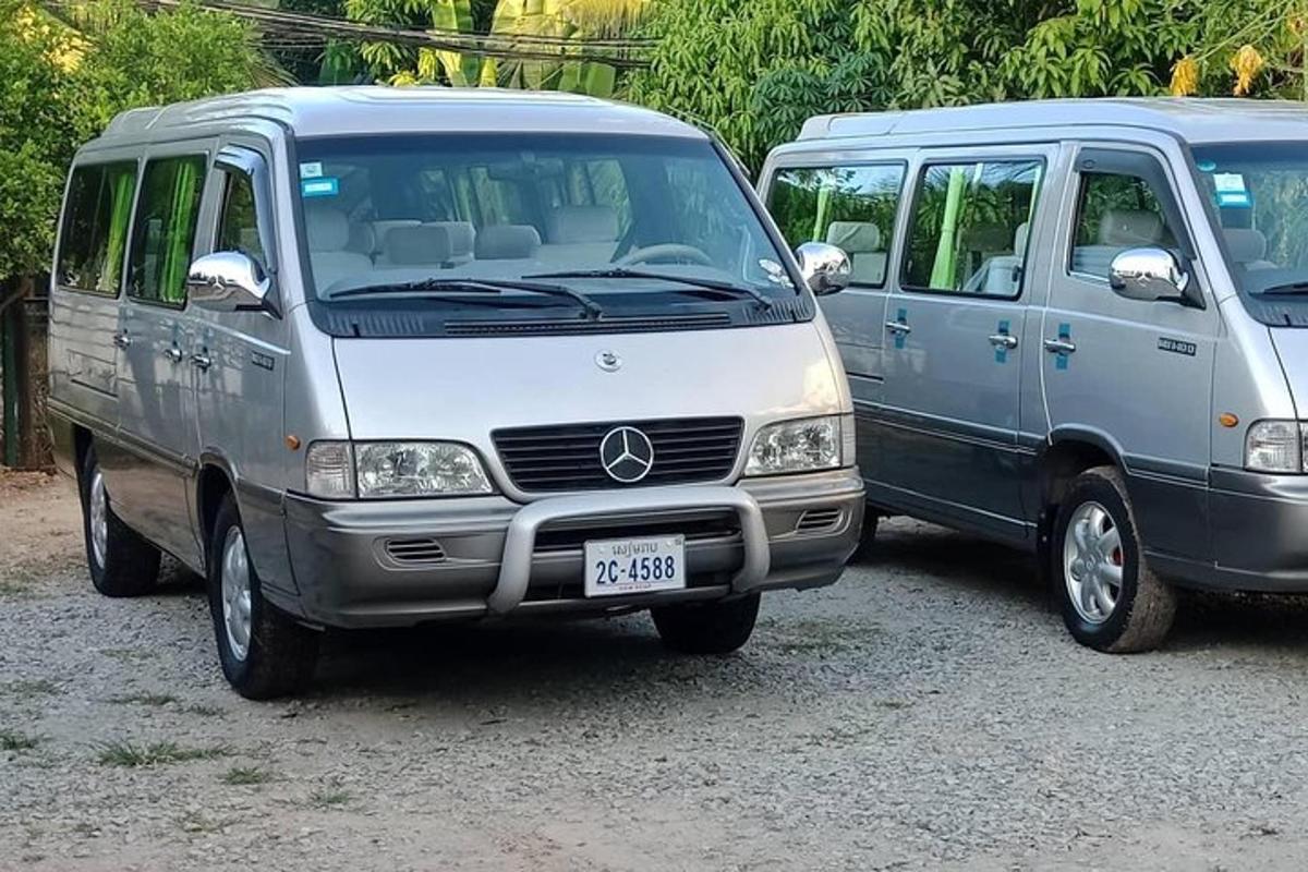 dua mobil van perak diparkir bersebelahan