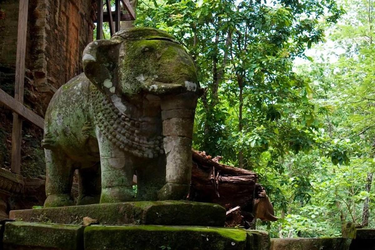 o statuie de piatră a unui elefant într-o clădire