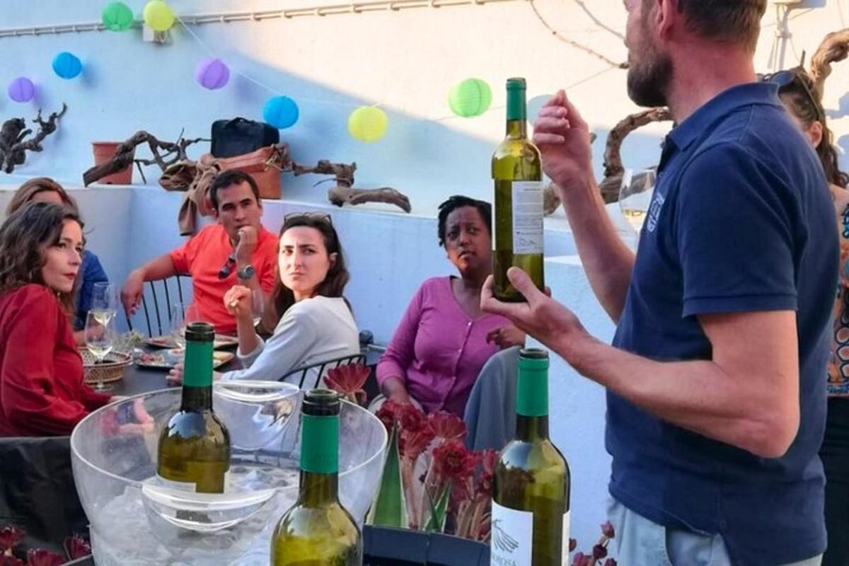 muž držící láhev vína