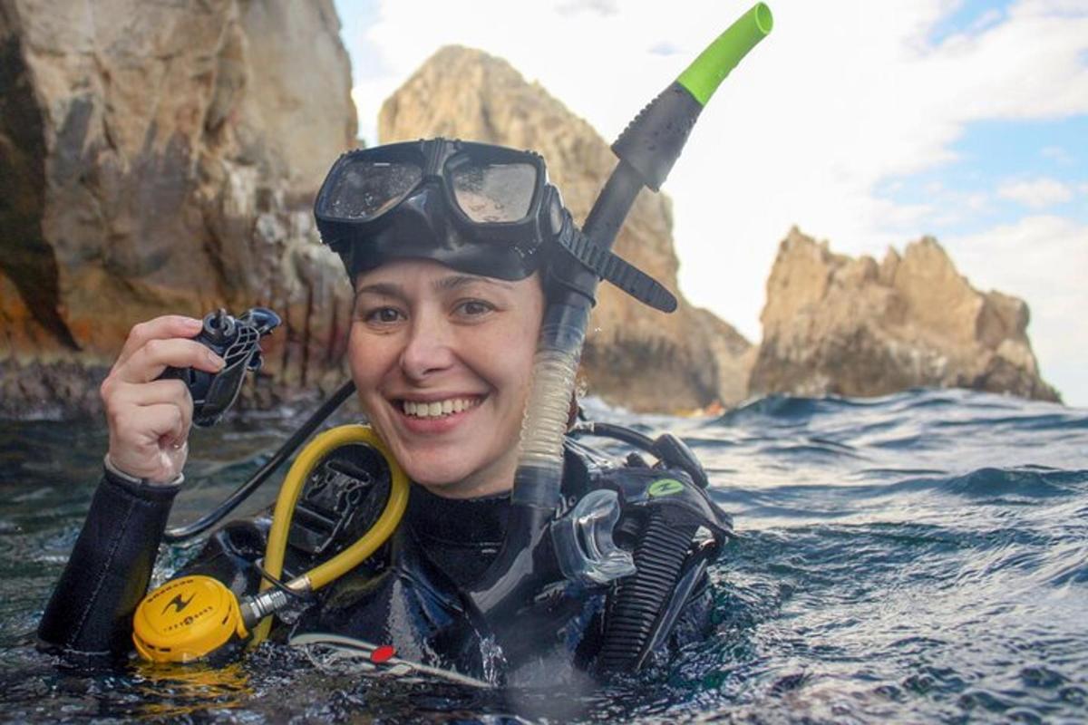 una donna in acqua con una macchina fotografica in testa