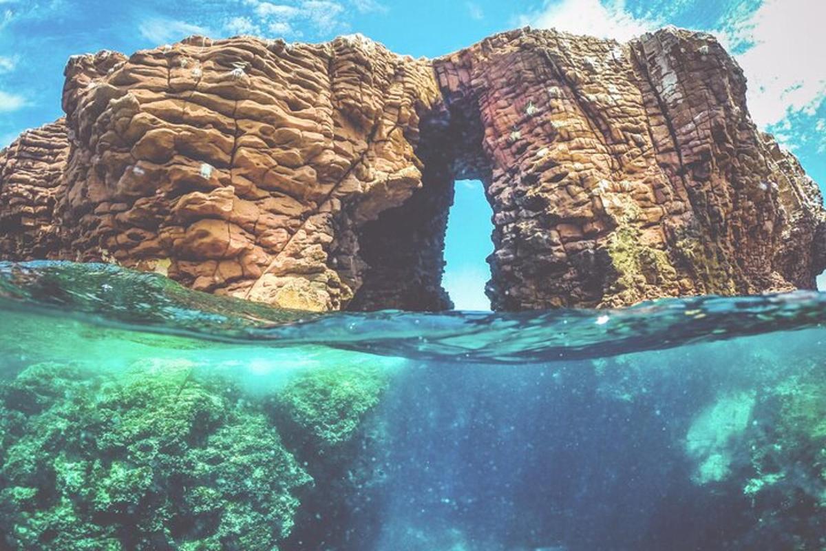 un arco in una formazione rocciosa nell'acqua