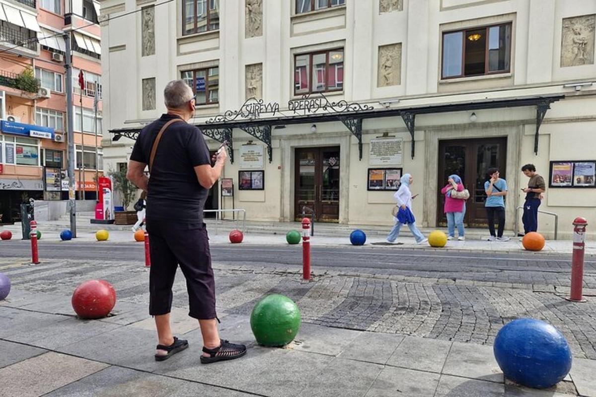 Muž si hraje s barevnými míčky na ulici