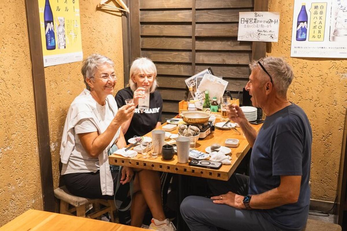 테이블에 앉아 음식을 먹는 세 사람