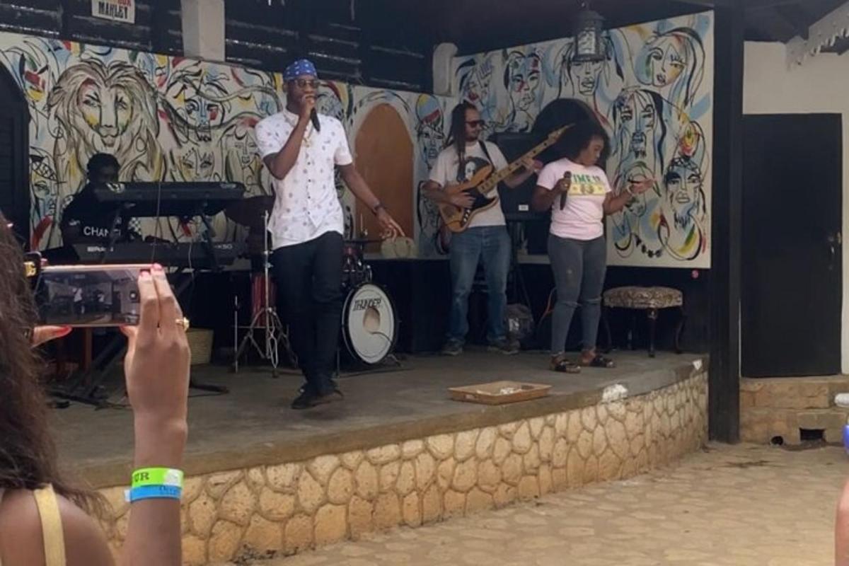 un grupo de personas tocando música en un escenario