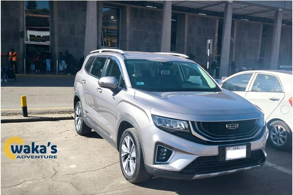 stříbrné SUV zaparkované na parkovišti