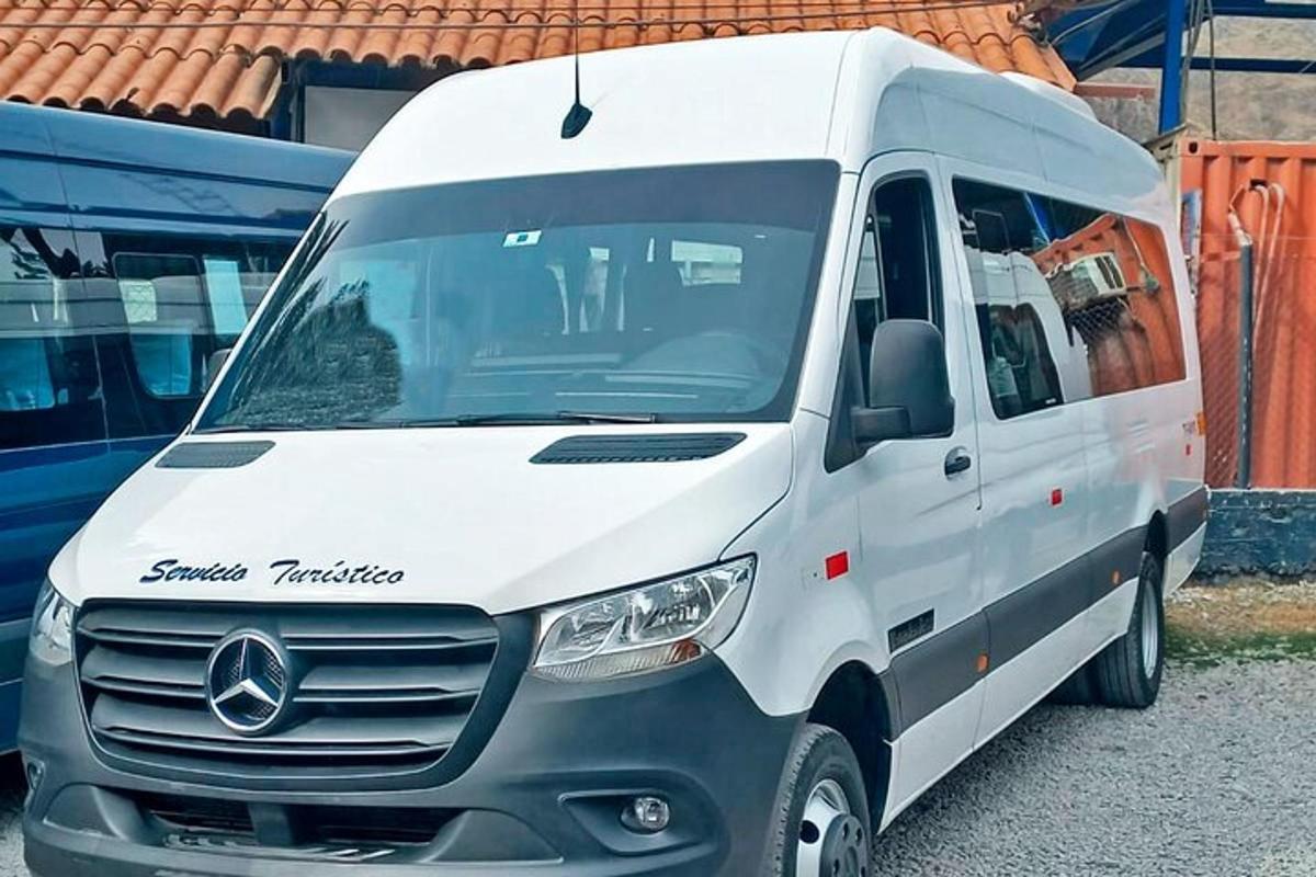 bílá dodávka zaparkovaná na parkovišti