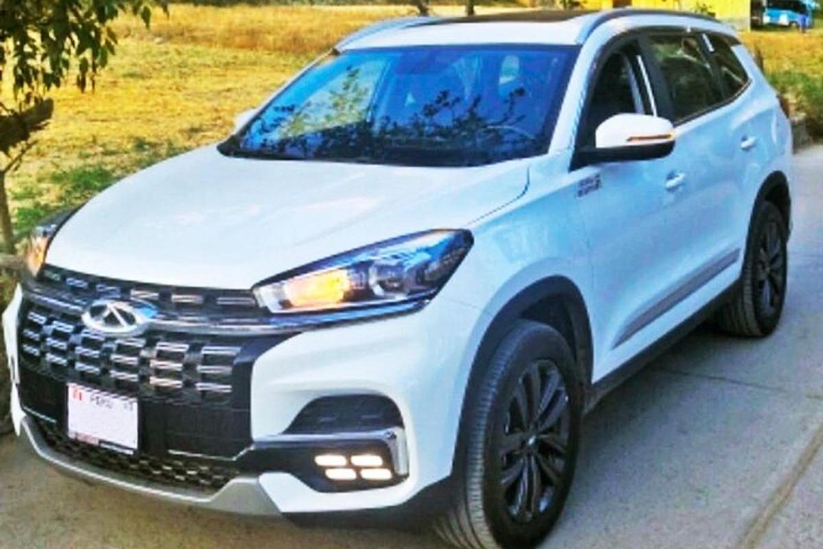 bílé SUV zaparkované na příjezdové cestě