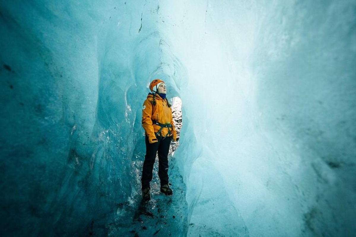 una persona parada dentro de una cueva de hielo
