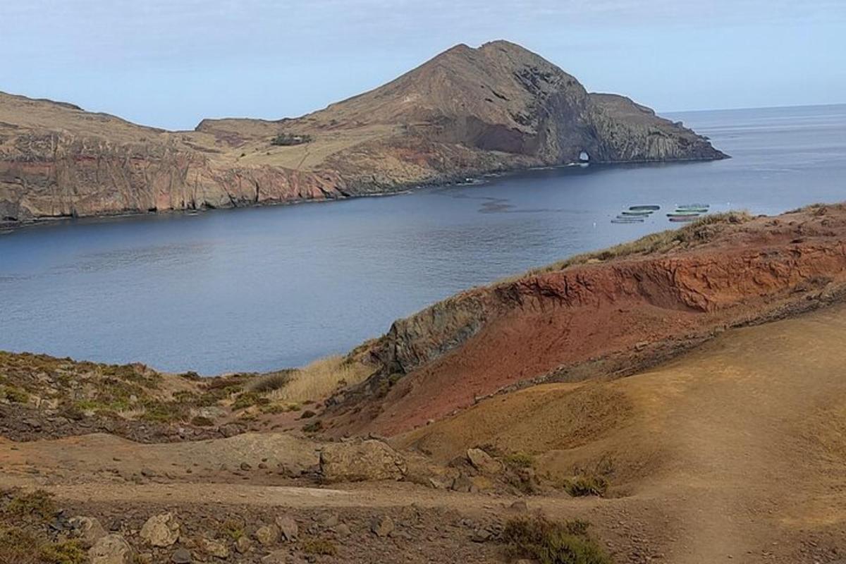 pemandangan perairan besar dengan gunung