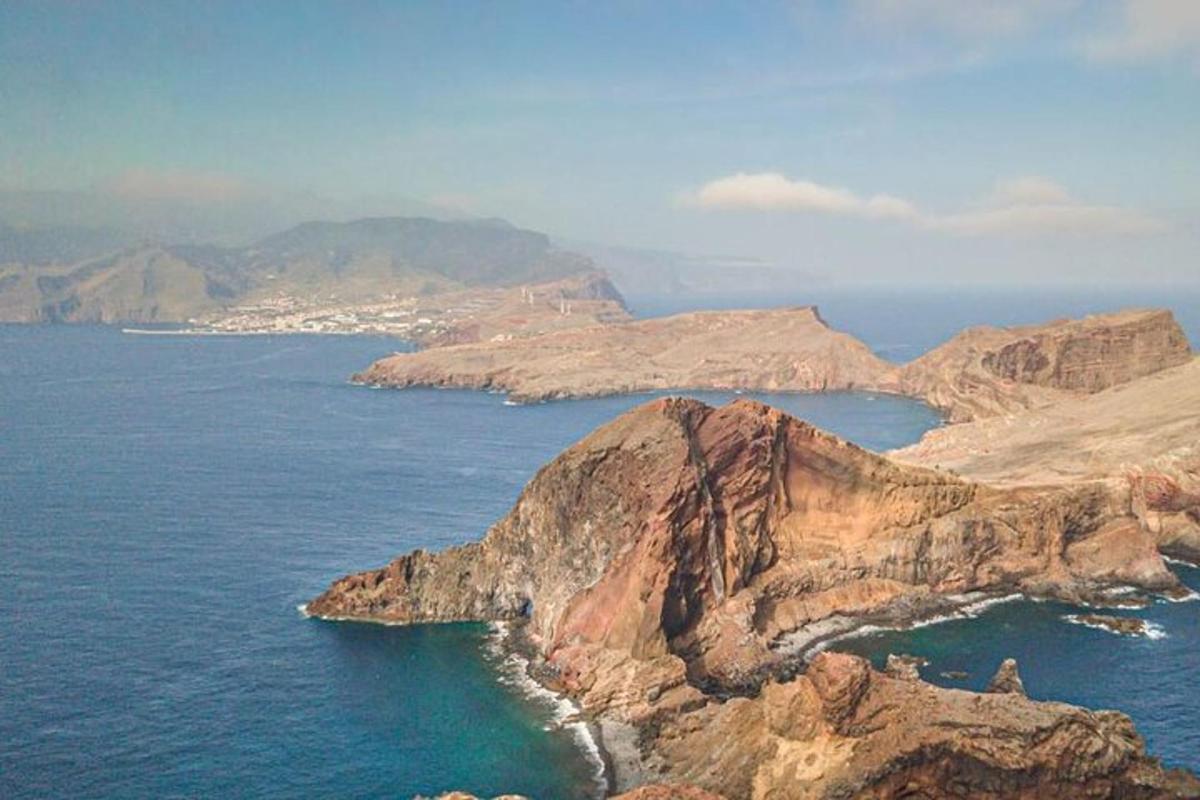 pemandangan udara pulau berbatu di lautan