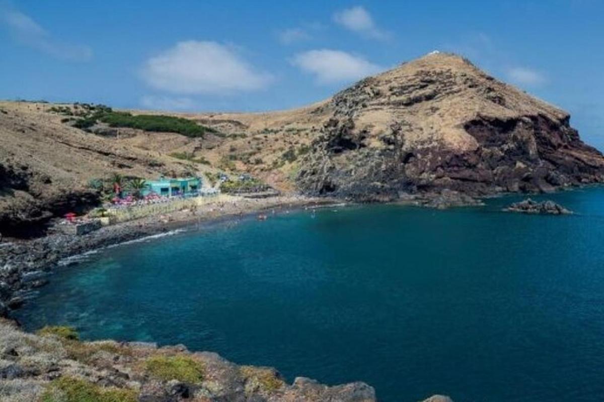 sebuah pulau kecil di tengah perairan
