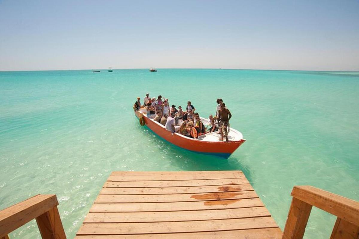 um grupo de pessoas em um barco na água