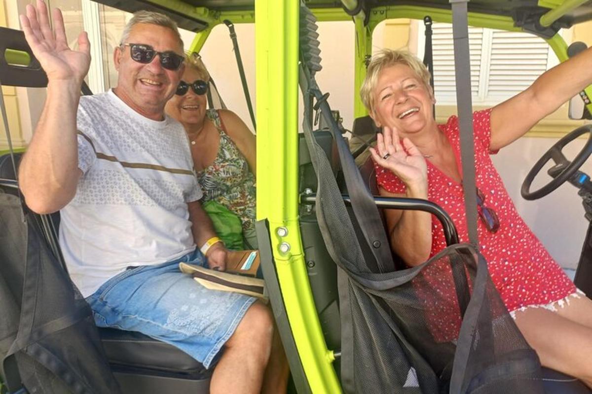 un grup de persones que viatgen en autobús