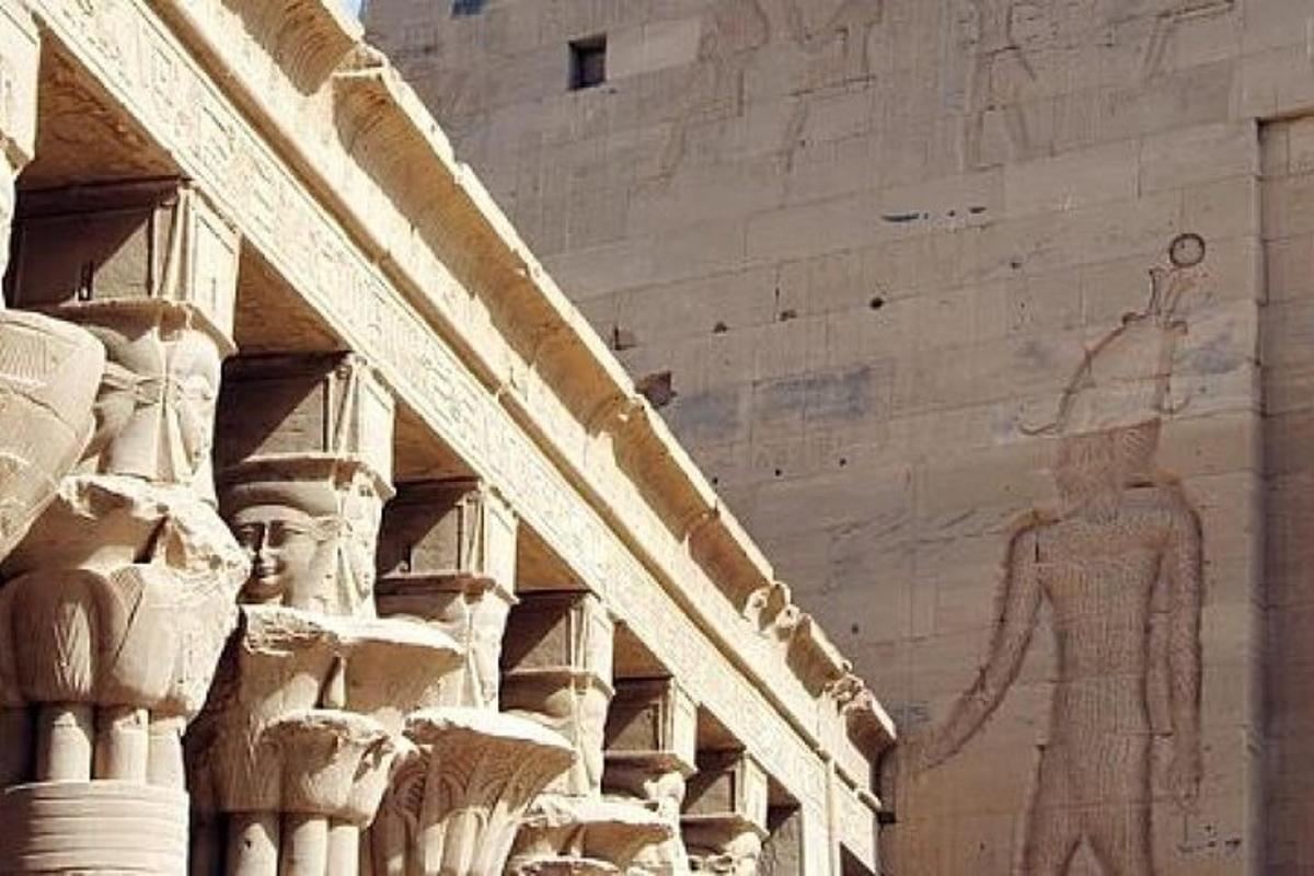 ένα κτίριο με έναν πίνακα στο πλάι του