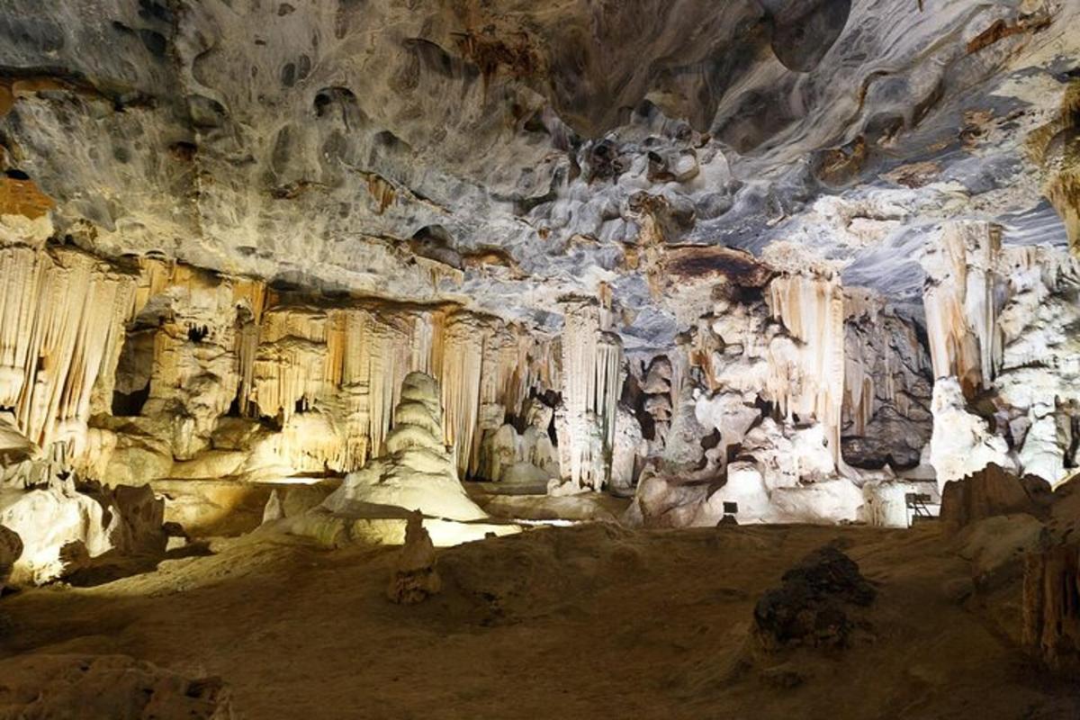eine Höhle mit weißen Wänden und Zeichnungen an den Wänden