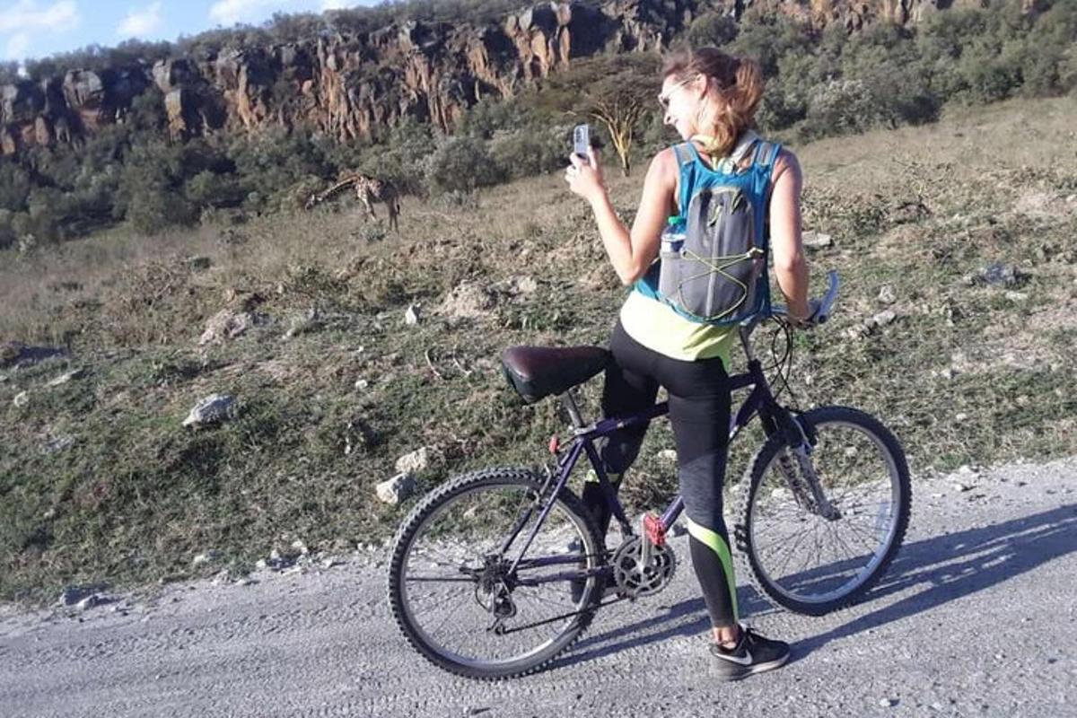 žena fotící se na kole na silnici