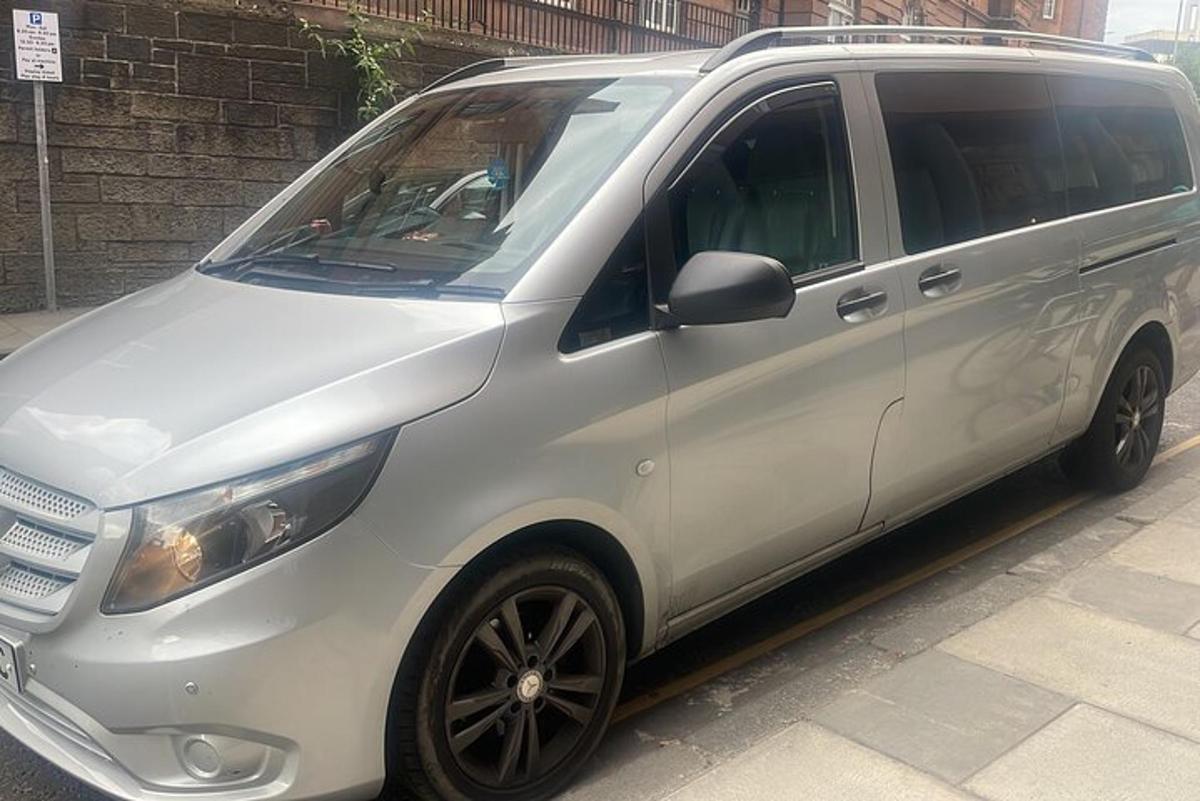 un minivan bianco parcheggiato su una strada cittadina