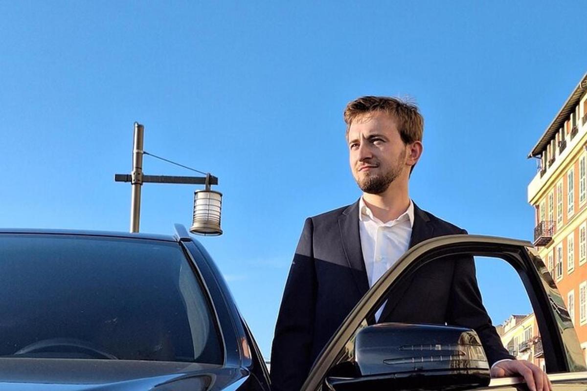 un uomo sta scendendo da un'auto