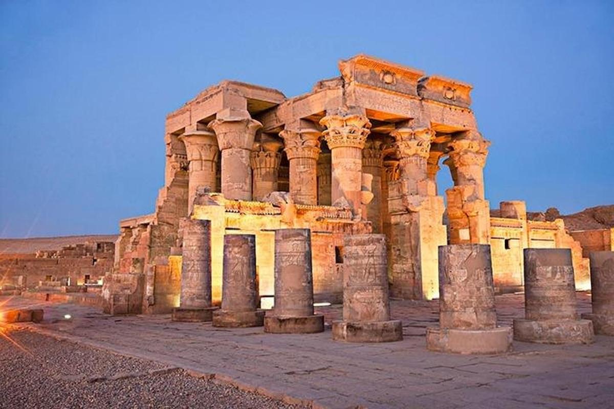 um edifício antigo com colunas no deserto