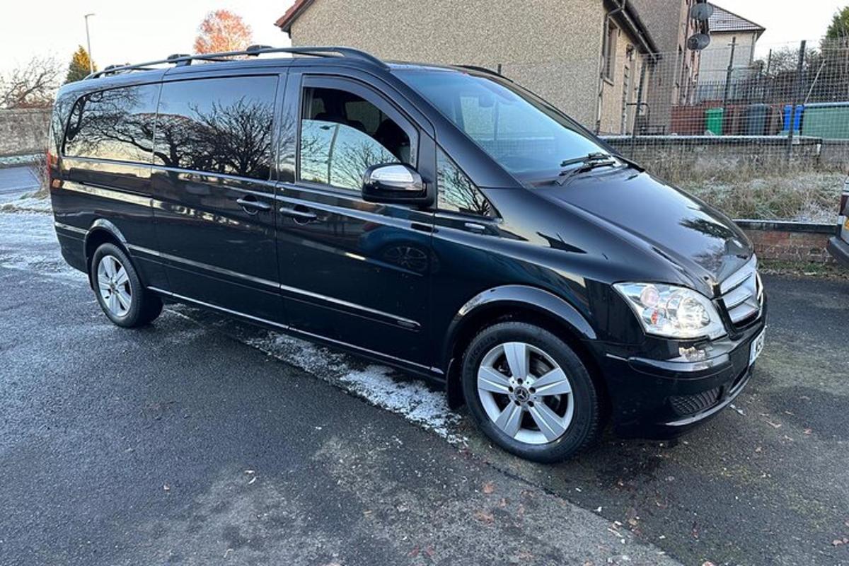 un furgone nero parcheggiato in un parcheggio