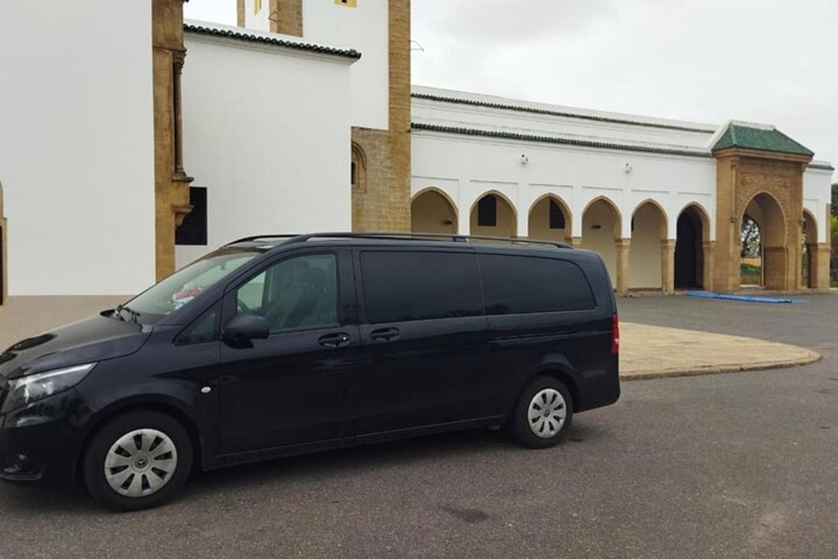 črn kombi parkiran pred stavbo