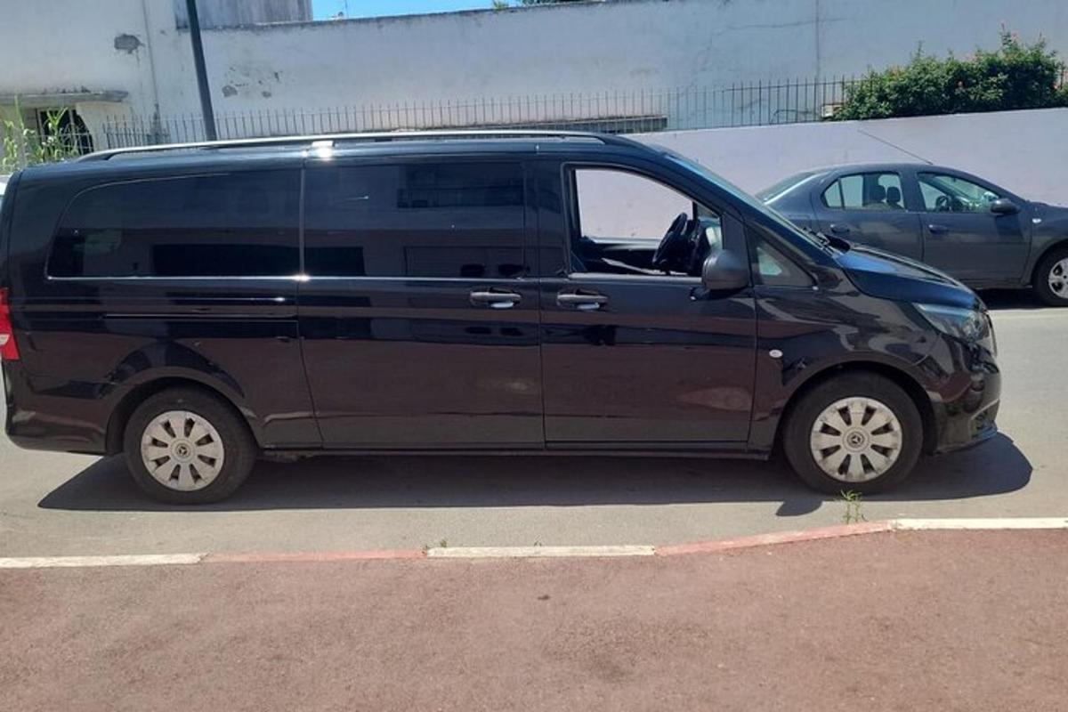 črn kombi parkiran na parkirišču