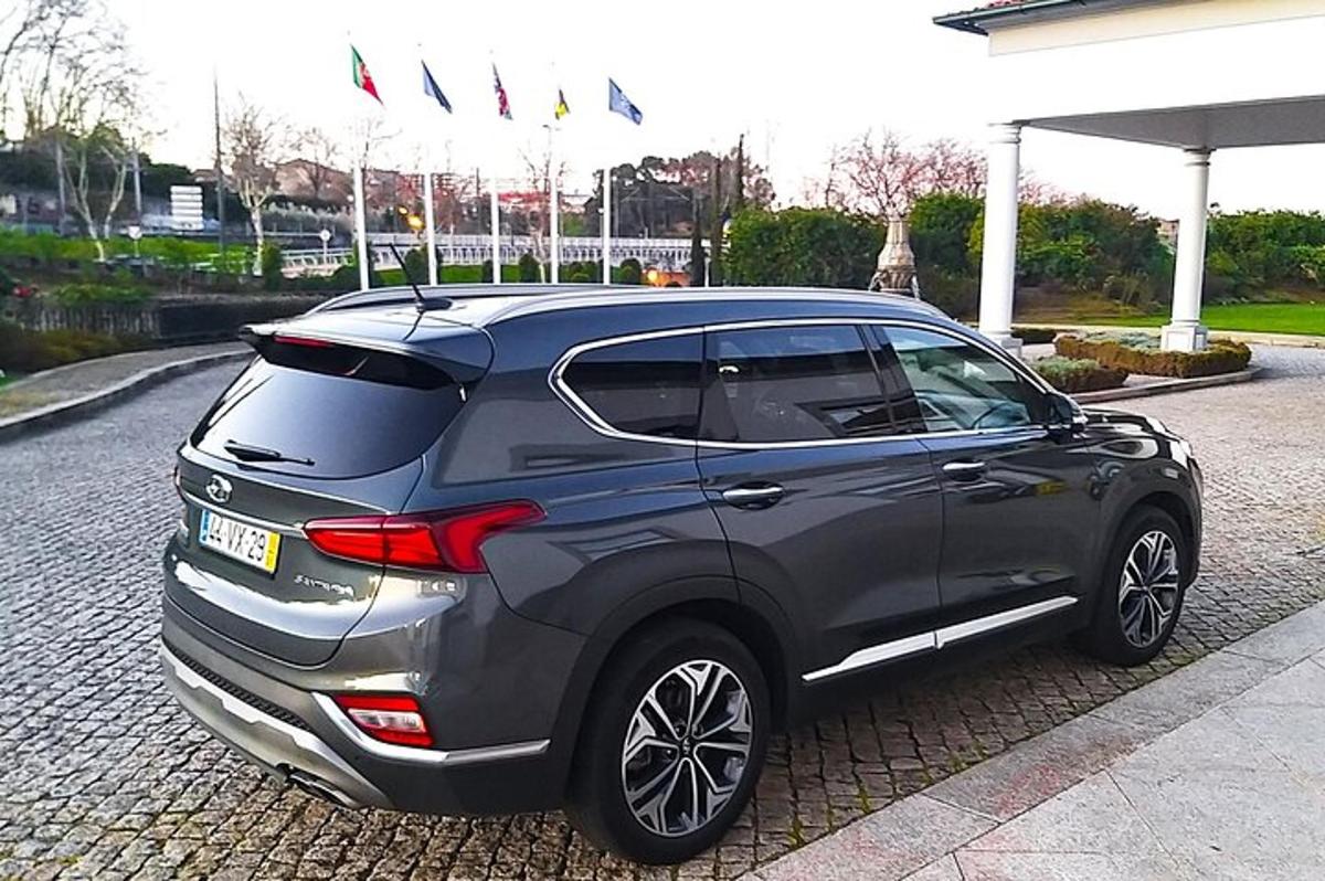 strieborné auto zaparkované na tehlovej ceste
