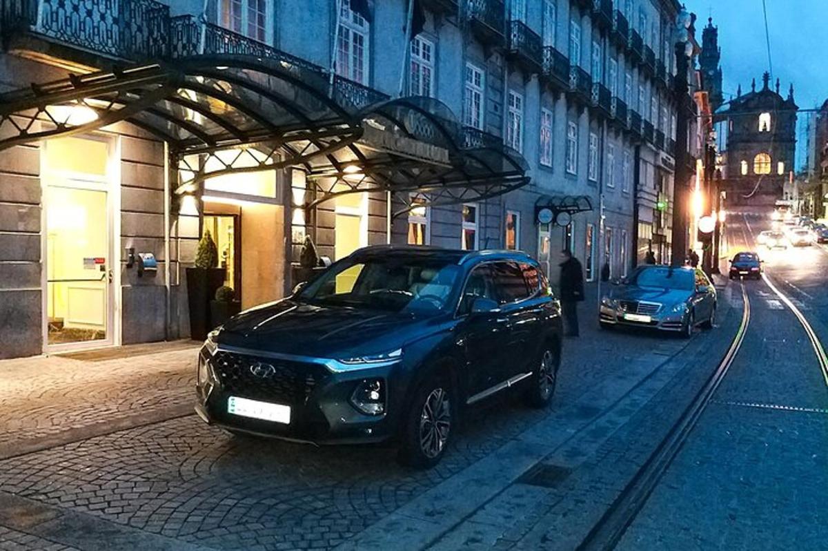 čierne auto zaparkované na mestskej ulici v noci