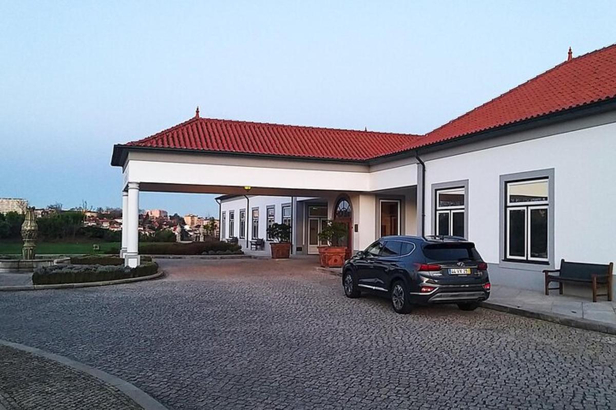 en bil parkeret foran et hus