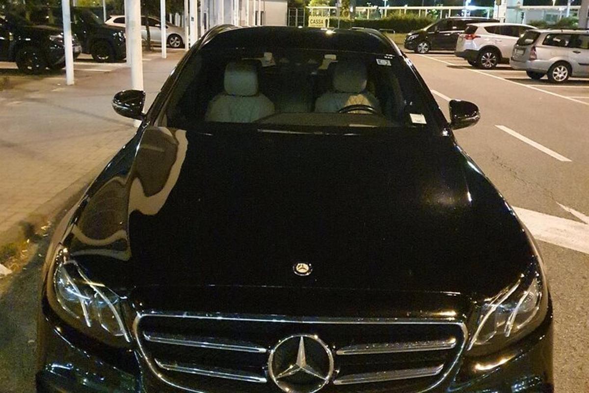 auto Mercedes Benz zaparkované na parkovišti