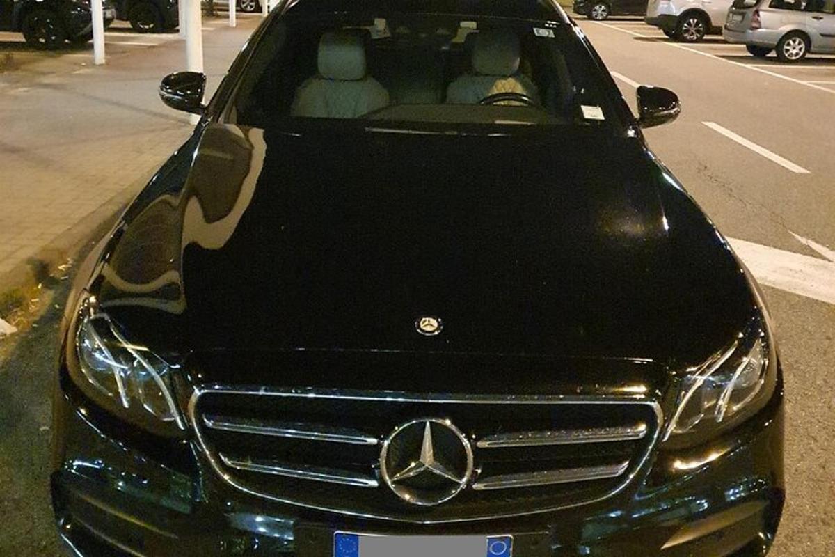 Ένα αυτοκίνητο Mercedes Benz παρκαρισμένο σε ένα πάρκινγκ
