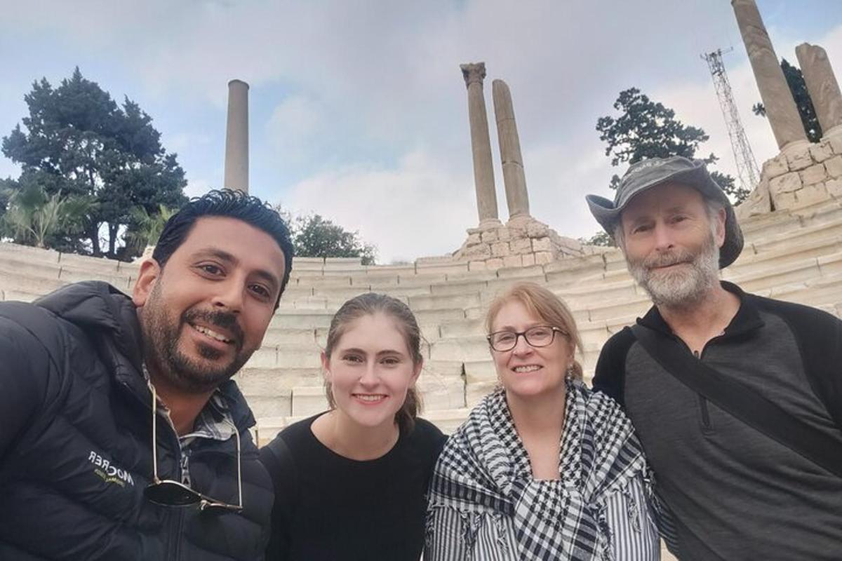 un grup de persones dempeus davant d'un monument