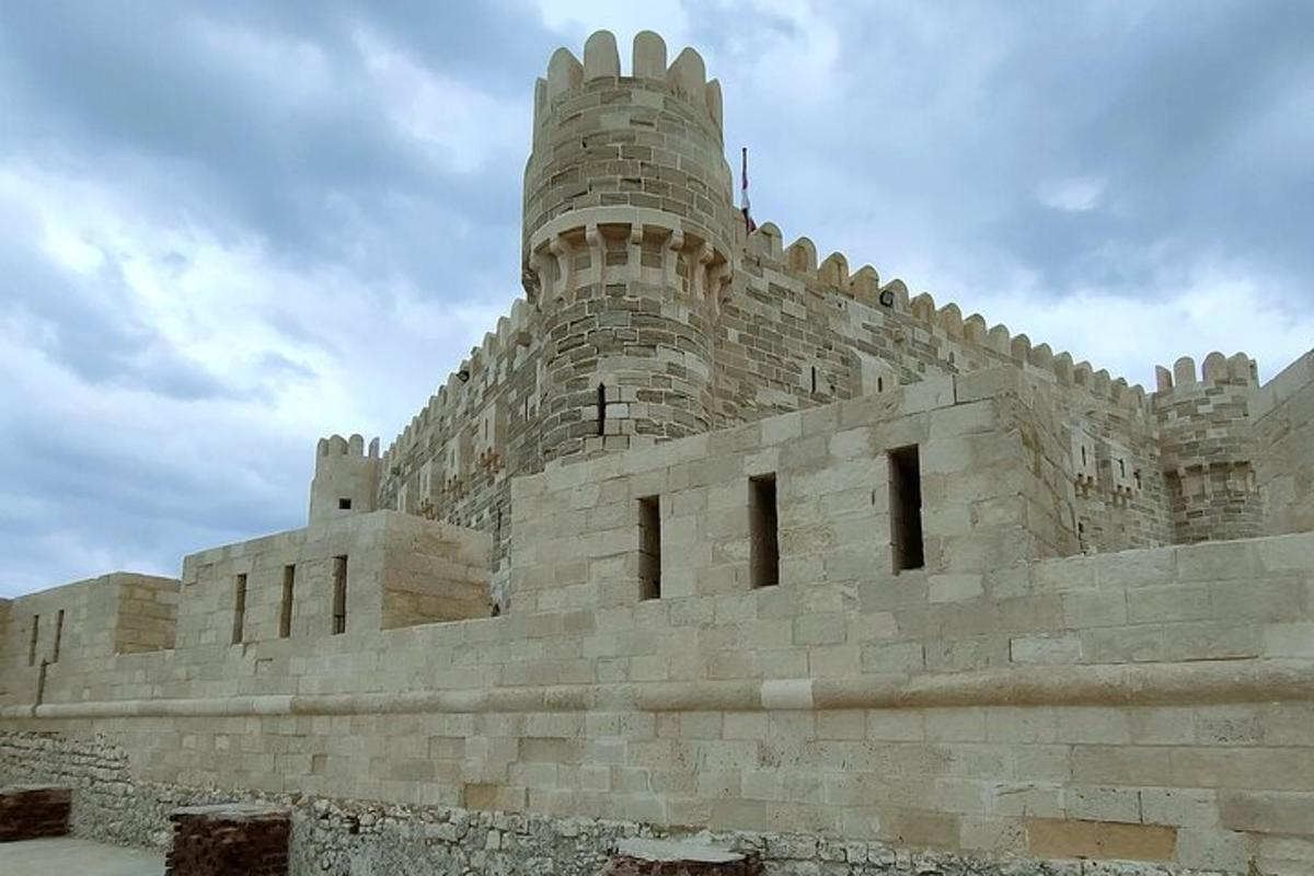 un gran castell amb una torre a sobre