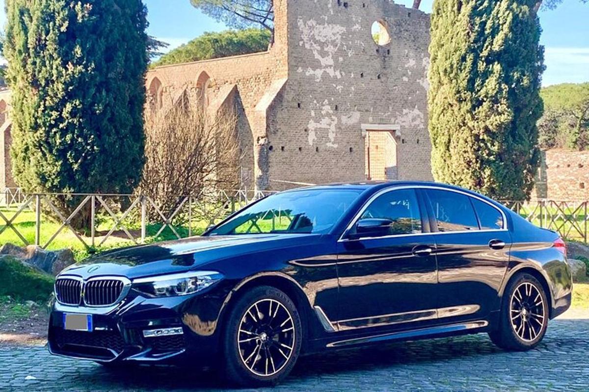 Modré BMW zaparkované před hradem