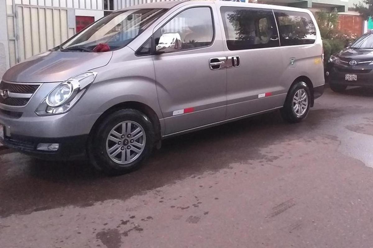 stříbrná dodávka zaparkovaná na parkovišti