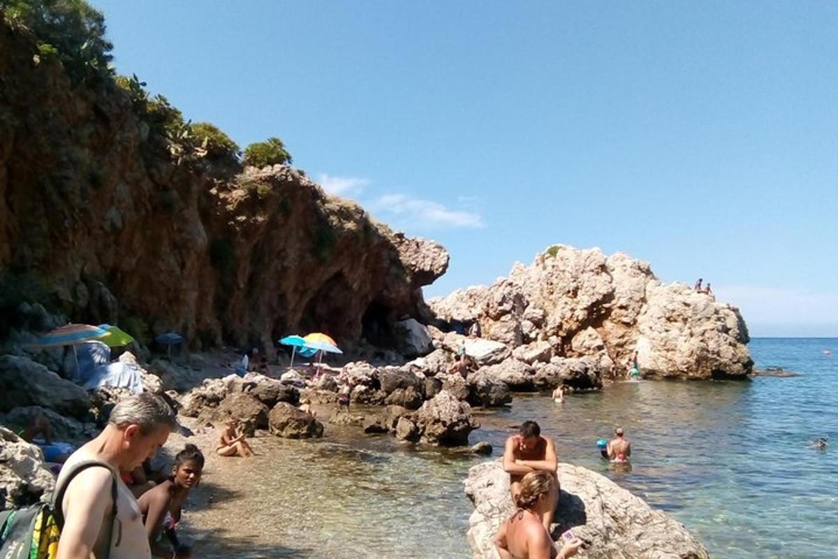 Un grupo de personas en el agua en una playa