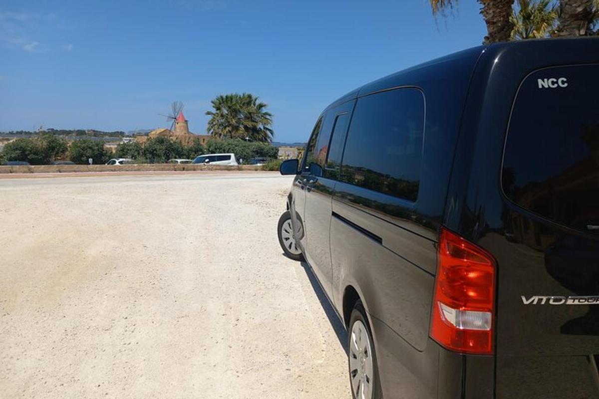 un furgone parcheggiato sul ciglio di una strada sterrata