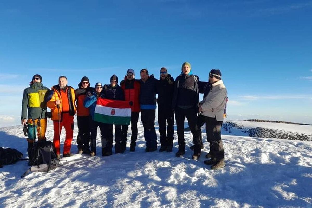 egy csoport ember pózol egy képhez a hóban