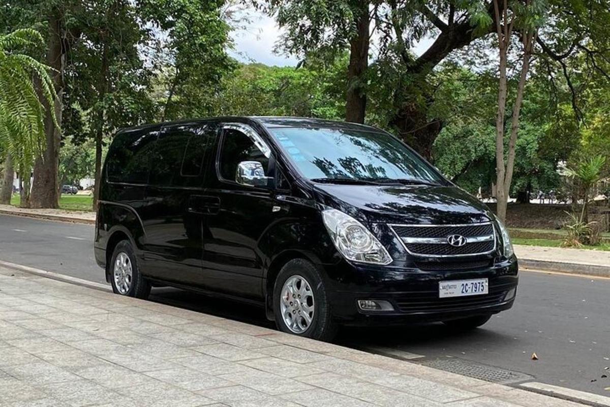 črn kombi parkiran ob strani ulice