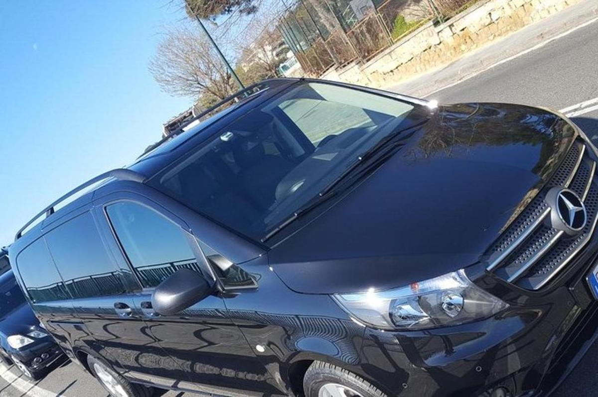 egy fekete autó parkolt az utca szélén