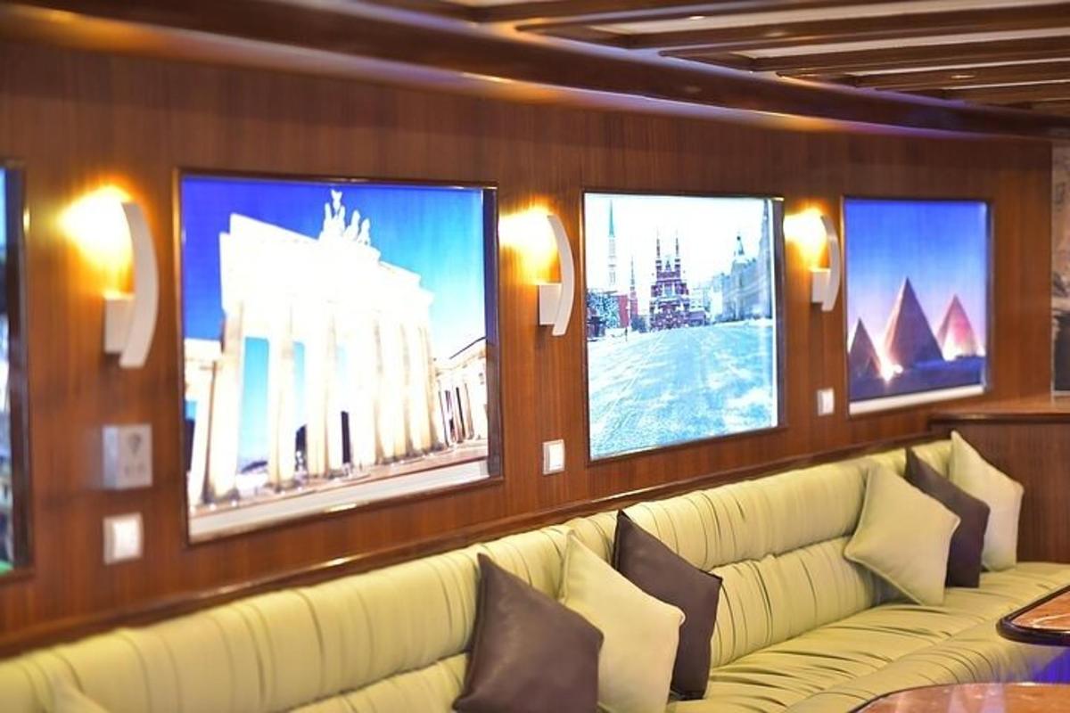 Una sala de estar con un gran sofá blanco en una habitación.