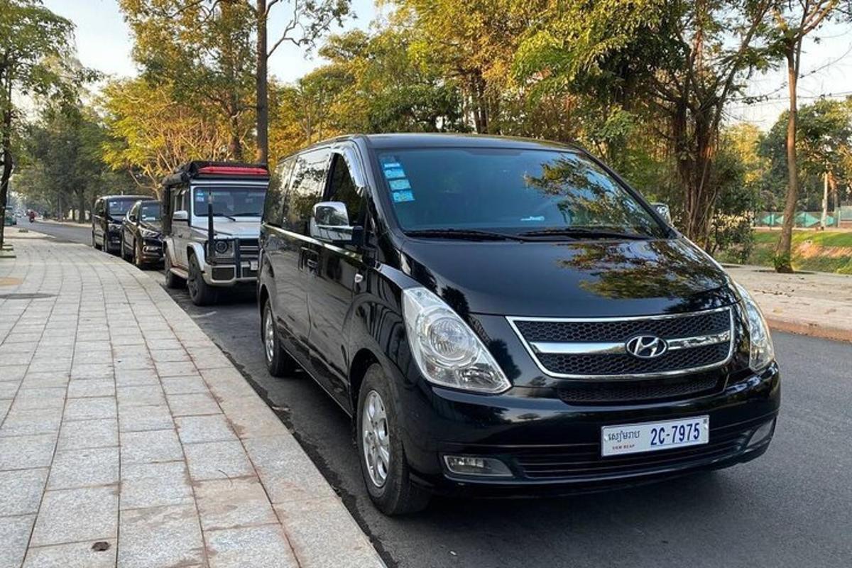 černá dodávka zaparkovaná na kraji ulice